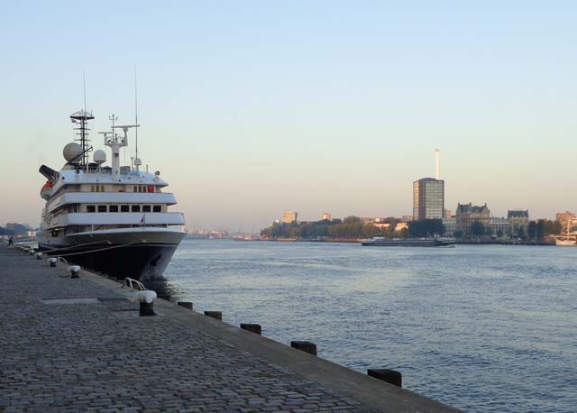 Cruiseschip ms Corinthian van Grand Circle Cruise Line Group aan de Cruise Terminal Rotterdam